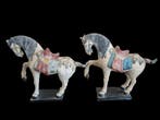sculptuur, Pair of large terracotta horses, Tang style –
