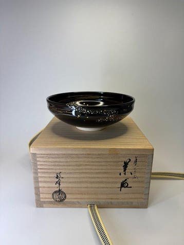 Japanse Zwarte Lakstijl Chawan – Goud- en Zilveren Maki-e