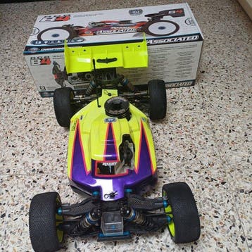 Associated 1:8 - Modelbouwdoos - Associated RC8 B4, Nieuw