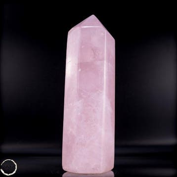 Prachtige rozenkwarts-obelisk – Symbool van liefde en