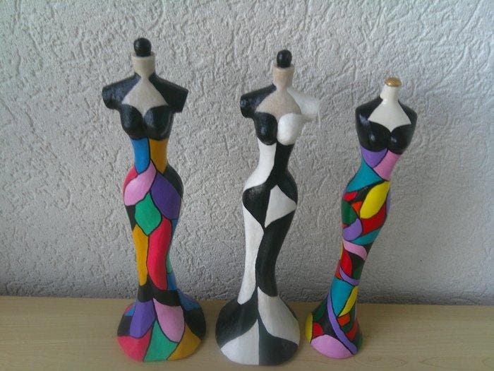 Beeldje - SET 3 GEKLEURDE ABSTRACTE VROUWEN (3) - polystone, Antiek en Kunst, Curiosa en Brocante