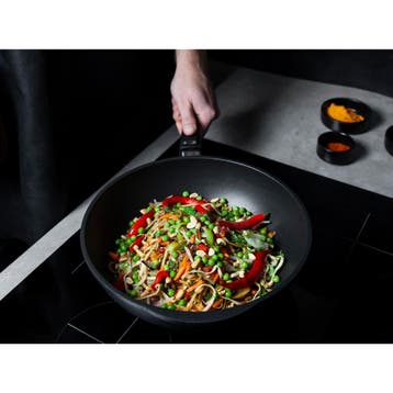 AMT Gastroguss Wokpan – Titanium Coating – Ø 30 cm –, Huis en Inrichting, Keuken | Potten en Pannen, Ophalen of Verzenden, Nieuw