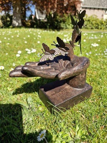 Beeldje - Beeld , hand met vlinders , vrijheid , nieuw leven