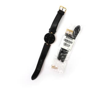 Een Rado polshorloge aan zwart leren band