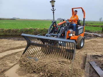 Relly of Knikmops mini shovel te huur