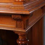 Notenhouten vitrinekast ca 1900 jugendstil beslag en twee la, Ophalen of Verzenden