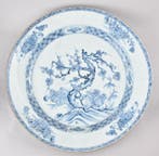 Onderbord - Een grote Chinese blauw-witte onderbord met een, Antiek en Kunst