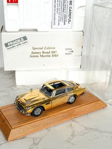 Danbury Mint 1:24 - Modelauto - James Bond 007 Aston Martin, Nieuw