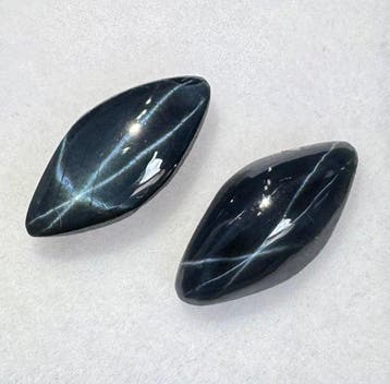 Set van 2 cabochon-saffieren met sterpatroon - 4,58 karaat