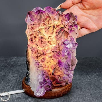 Natuurlijke amethistlamp op houten standaard- 1758.96 g