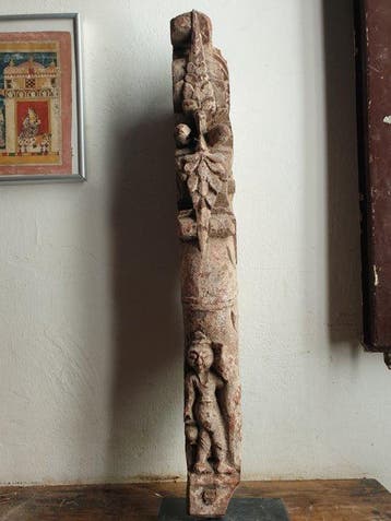 Een houten console van een tempel waarop een mythisch, Antiek en Kunst