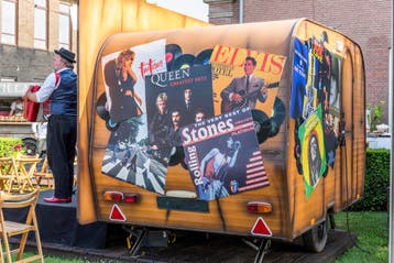 Podium Caravan in de vorm van een retro radio + grote LPs, Ophalen, Gebruikt, Decoratie