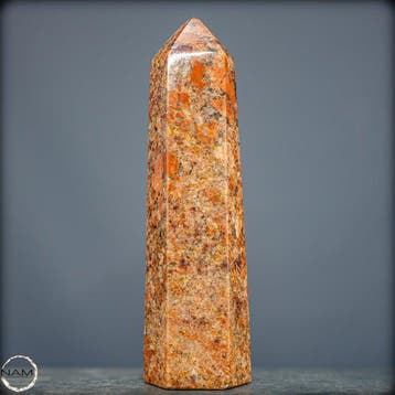 Natuurlijke granaat in feldspaat-matrix met perzikmaansteen.