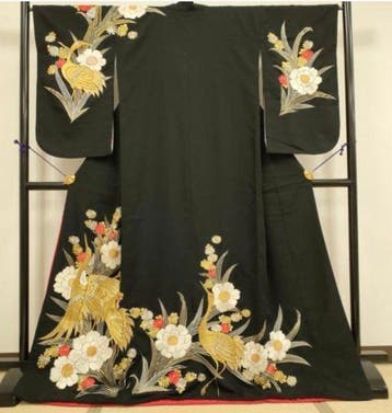 Zwarte Tomesode-kimono met kraanvogels en bloemmotieven -