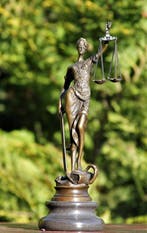Beeld, Vrouw justitia - 23 cm - brons marmer, Antiek en Kunst