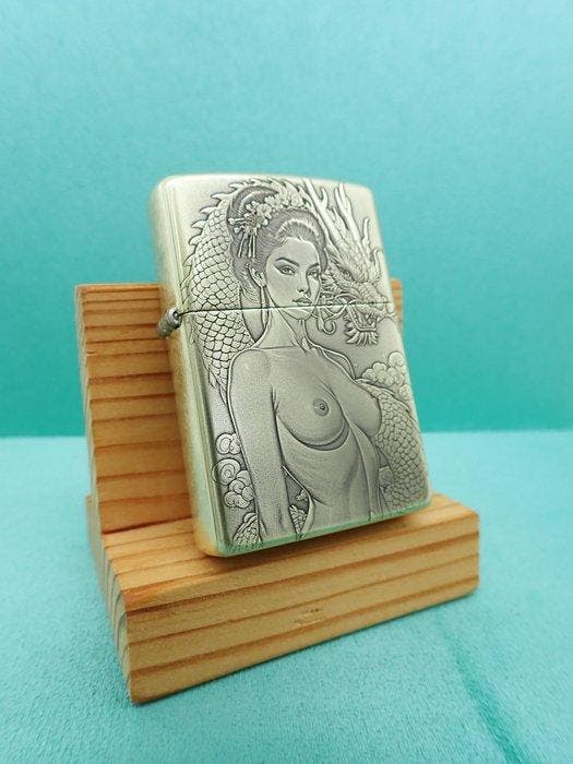 Zippo - Zippo Custom - Geisha - Zonder minimumprijs -, Verzamelen, Rookartikelen, Aanstekers en Luciferdoosjes
