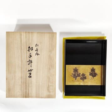 Doos - Houten basis, zwarte urushi-lak, bladgoud, maki-e -