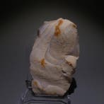 Neolithisch Vuursteen. 8,5 cm lang. Mes - 5000 v.Chr. Bijl