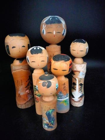 Beeldje, Zes traditionele kokeshi met typische taferelen en
