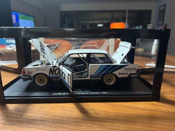 Autoart 1:18 - Modelauto - Volvo 240 Turbo Winner of DTM, Nieuw