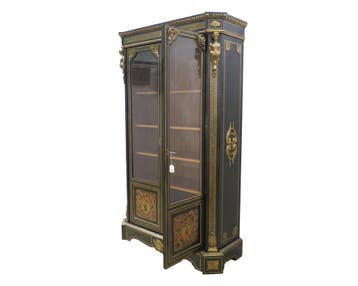 Zwart gelakt twee-deurs vitrinekast. Stijl Napoleon III