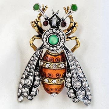 Decoratieve broche in de vorm van een bij, versierd met