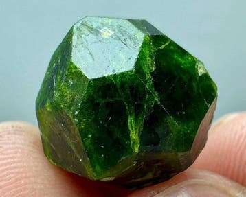 Ultrazeldzame topgroene demantoïde granaat Kristal- 18 t -