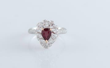 Halsketting - 18 karaat Witgoud - 1.89ct. tw. Robijn -, Sieraden, Tassen en Uiterlijk, Kettingen, Nieuw