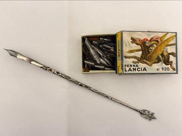 Cannuccia Porta-Pennino dEpoca Fine 800 con Simboli Papali