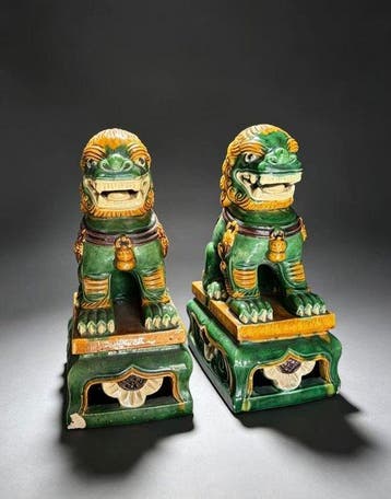 Een paar Shanxi Fahua geglazuurde wachtersleeuwen, Late Qing, Antiek en Kunst
