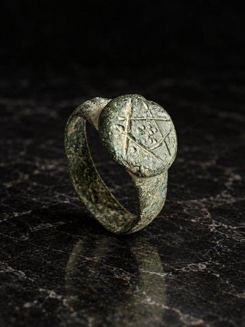 Middeleeuws Brons Ring met gegraveerde geometrische