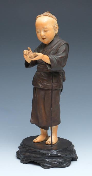 Een Japans okimono van brons en ivoor, Ophalen