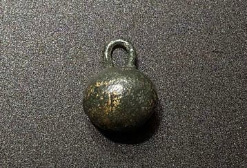 Viking periode Brons Zeldzaam krijgeramulet in de vorm van