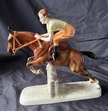Hertwig en Co Katzenhutte - Beeld, “Girl on jumping horse” -