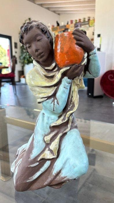 Karlsruhe Majolika Manufaktur - sculptuur, Wasserträgerin -, Antiek en Kunst, Antiek | Glas en Kristal