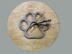 Houten klok dog paw, Huis en Inrichting, Woonaccessoires | Klokken, Verzenden, Nieuw, Analoog, Wandklok