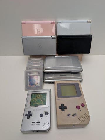 Nintendo - Lot 8 Nintendo handhelds: 4x DS Lite, 2x DS, Game, Nieuw