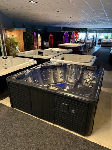 Luxe Jacuzzi/spa 230x230 cm – Extra Ruim Model met Loveseat, Ophalen, Zo goed als nieuw, Pomp, Vast