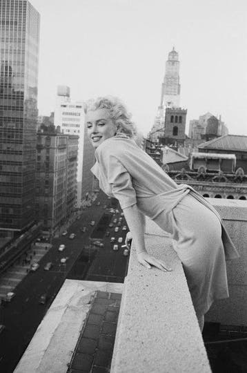 Ed Feingersh - Marilyn On The Roof, New York, 1955 Extra