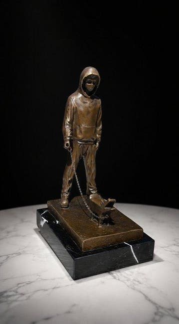 naar banksy - sculptuur, jongen met hond - 26 cm - Brons