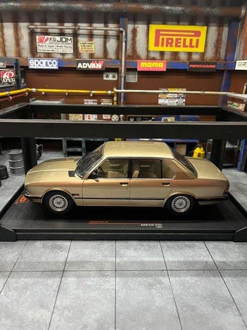 IXO 1:18 - Modelauto - BMW 520i (E28) 1987, Nieuw