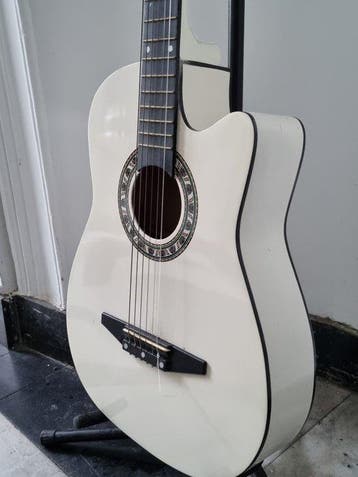Akkustische Gitarre – Konzertgitarre in Weiß mit Cutaway - -, Muziek en Instrumenten, Nieuw
