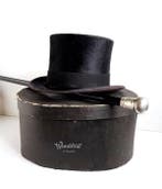 Decoratief ornament (3) - Een heers bolhoed, wandelstok en