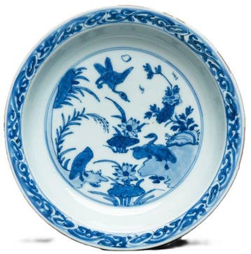 Bord - Chinese Blue & White ‘Ducks and Lotus’ Dish – Wanli