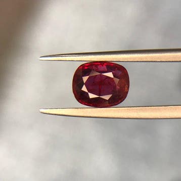 1 pcs Rood Robijn - 1.39 ct - Asian Institute of Gemological, Nieuw