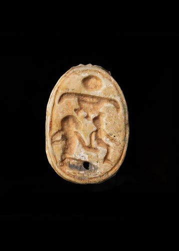 Oude Egypte, late periode Speksteen Skarabeet met Isis en