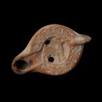 Laat-Romeins / Vroeg-Byzantijns Terracotta Olielamp met een
