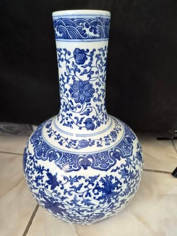 Grote Chinese vaas van porselein in blauw-wit – Merk, Antiek en Kunst