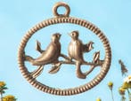 2 x Metalen bedeltje van twee vogels ovaal geel koper kle..., Ophalen of Verzenden, Nieuw, Bedel