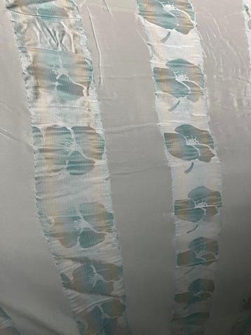 Transparante stof met bloemenstrepen – poëzie op organza -